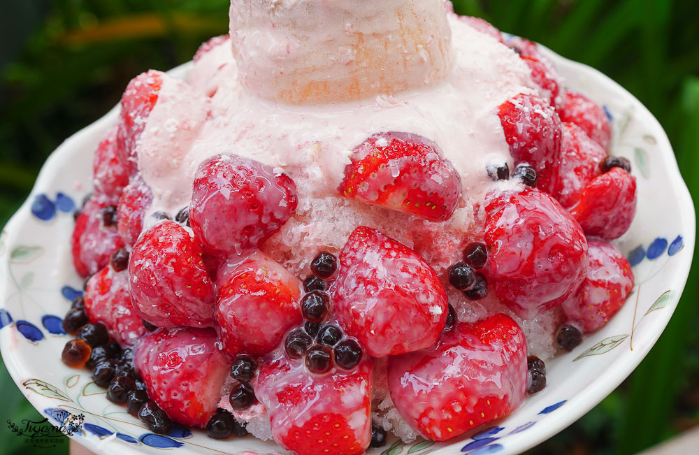 夢幻草莓冰、隱藏版雪兔白草莓冰，清水堂新品草莓系，浮誇美亮麗登場！！ @緹雅瑪 美食旅遊趣