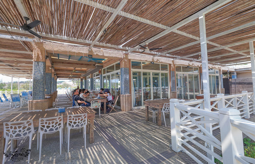 白灣景觀餐廳是餐廳也是景點！！絕美漸層海灘，澎湖超人氣海景餐廳 @緹雅瑪 美食旅遊趣