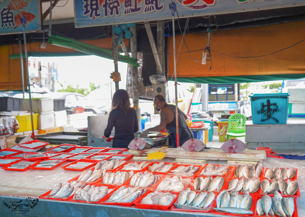 高雄漁港美食｜興達港觀光漁市：買海鮮螃蟹小卷、魚丸炸海鮮、生魚片，生食熟食一次買齊 @緹雅瑪 美食旅遊趣