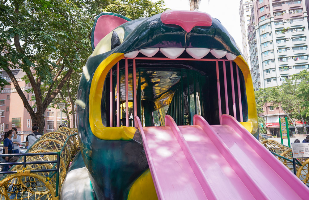 高雄公園有龍貓巴士出沒！！鼎泰廣場公園，圓環式大貓童趣可愛公園 @緹雅瑪 美食旅遊趣