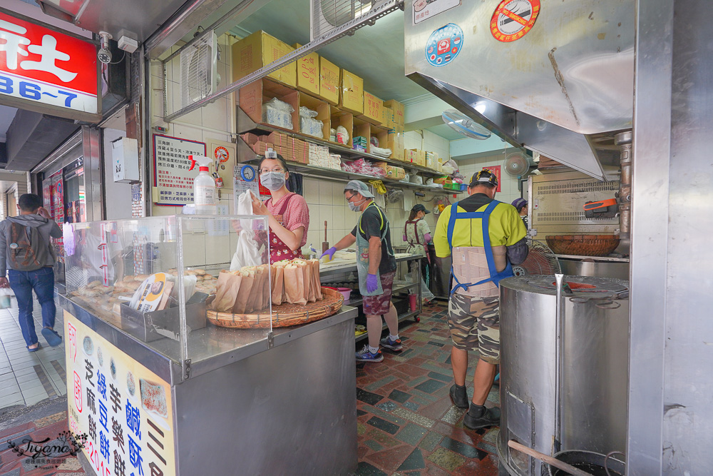 阿國碳烤燒餅：基隆銅板美食，碳烤三角餅，鹹甜口味燒餅15~25元就吃得到 @緹雅瑪 美食旅遊趣