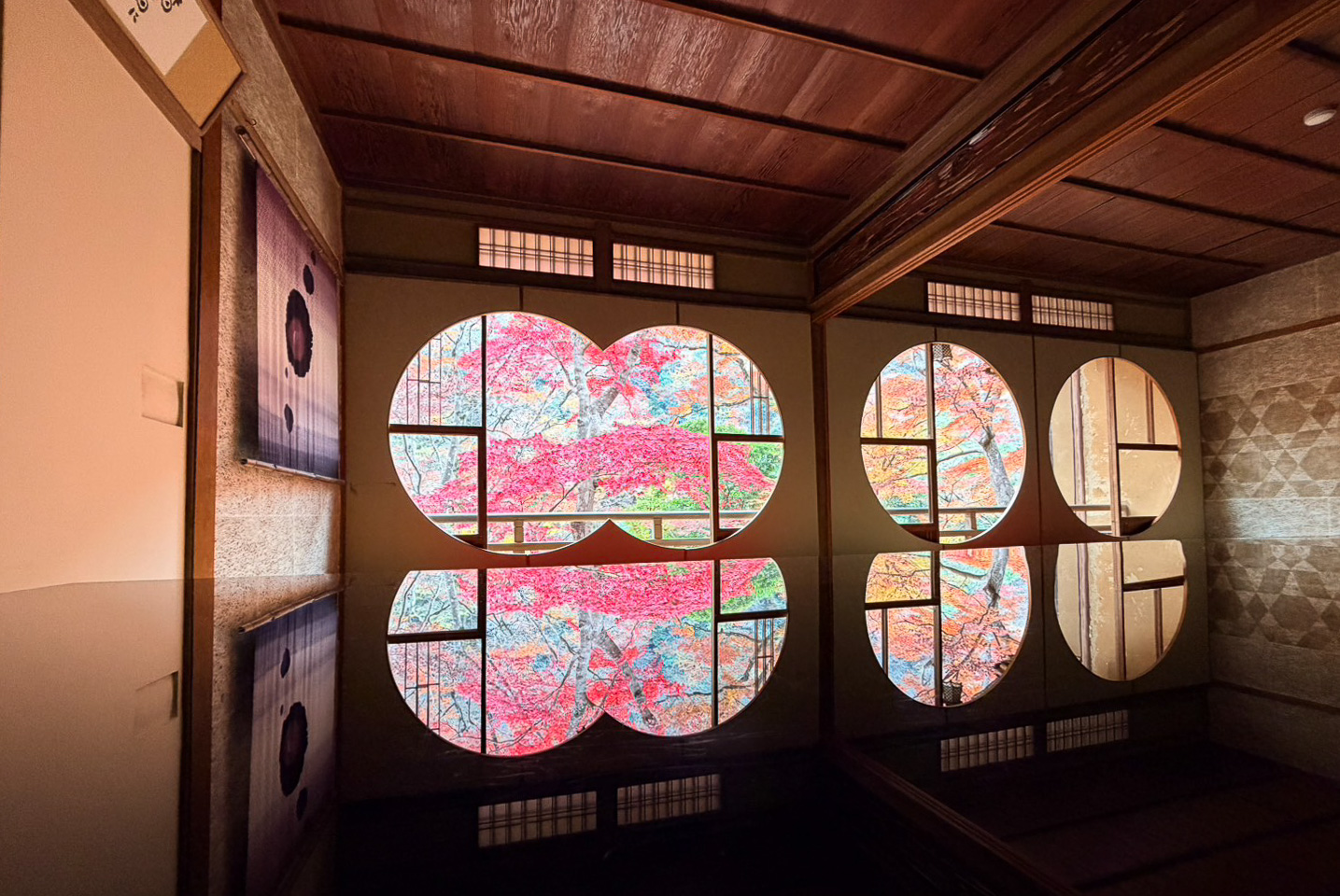 京都賞楓｜祐齋亭｜京都嵐山｜鏡面楓葉，染料藝術家工作室內的絕美秘境賞楓景點，宛如仙境！！ @緹雅瑪 美食旅遊趣