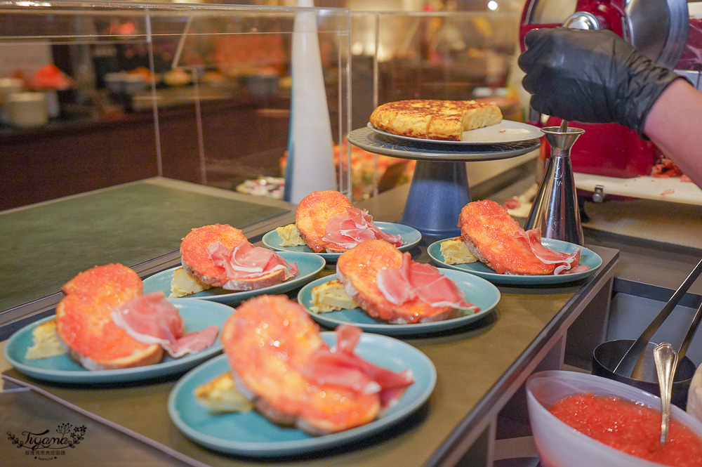 星野集團OMO5 小樽自助早餐：舊商工會議所裡的西班牙主題早餐，浮誇親子鮭魚杯、西班牙烘蛋火腿、西班牙吉拿棒 @緹雅瑪 美食旅遊趣