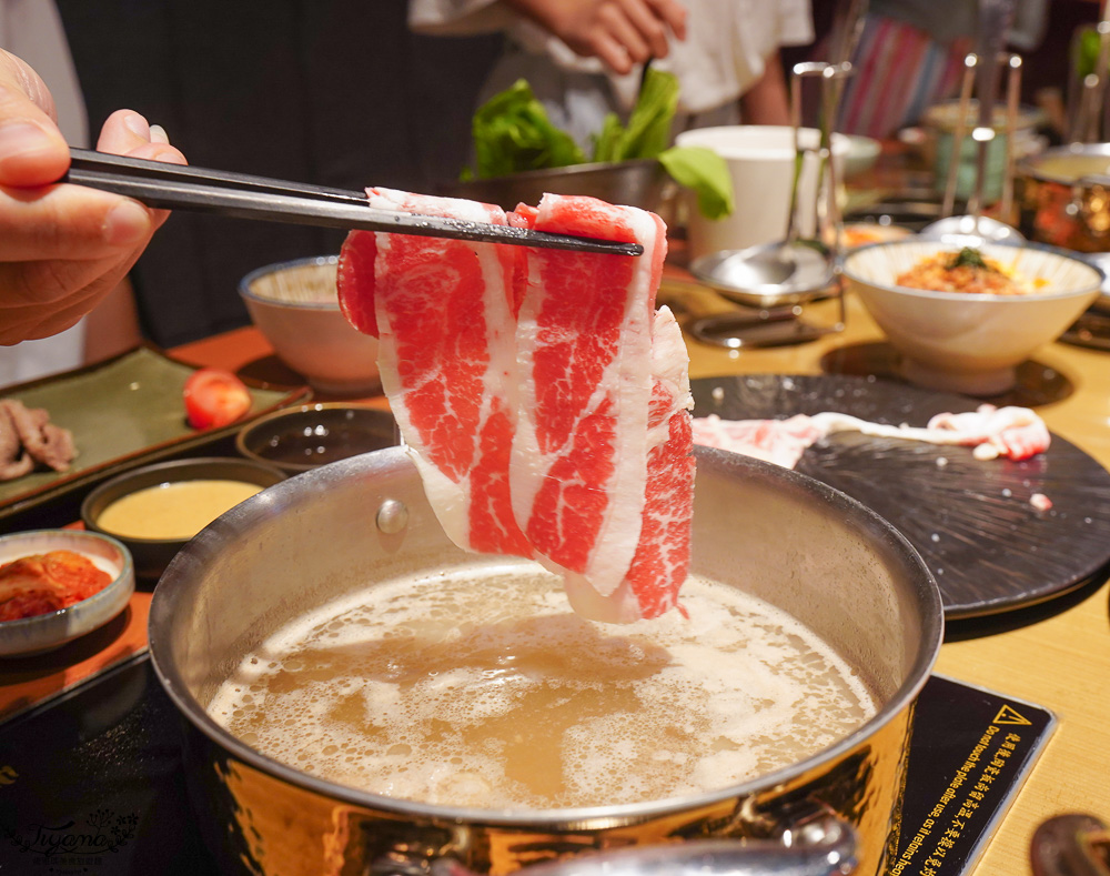 高雄火鍋｜兩鍋極上鍋物．両鍋極上鍋物，當日壽星幾歲生日送幾隻蝦，高雄精品火鍋推薦 @緹雅瑪 美食旅遊趣