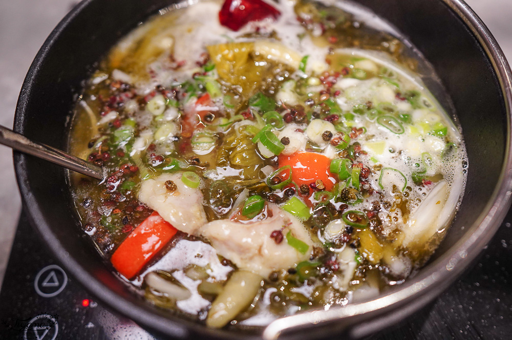 高雄第2間「狂一鍋高雄義享店」來囉！！網路票選新台式火鍋第1名，隱藏版「酸菜魚鍋」敲好吃 @緹雅瑪 美食旅遊趣