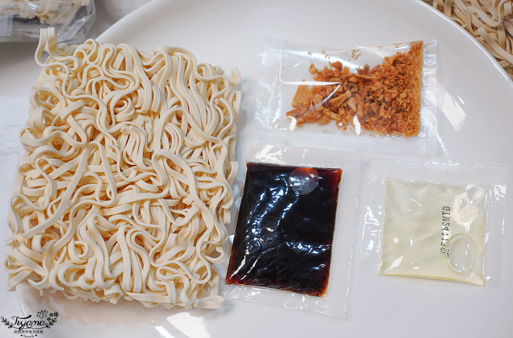 一吃就愛上！！雙月愛恨椒芝麵&雙月黑松露拌麵，雙月食品門市店舖．網路通路皆買得到 @緹雅瑪 美食旅遊趣