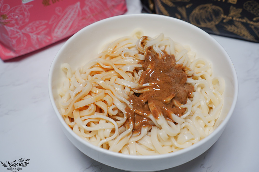 一吃就愛上！！雙月愛恨椒芝麵&雙月黑松露拌麵，雙月食品門市店舖．網路通路皆買得到 @緹雅瑪 美食旅遊趣