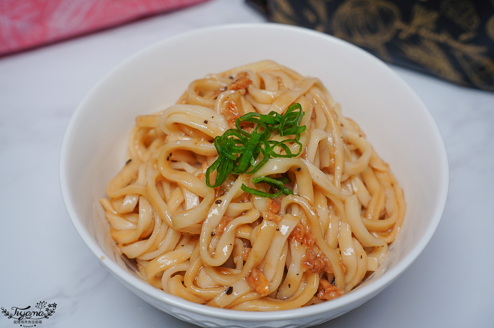 一吃就愛上！！雙月愛恨椒芝麵&雙月黑松露拌麵，雙月食品門市店舖．網路通路皆買得到 @緹雅瑪 美食旅遊趣