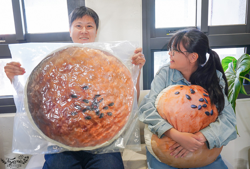 新口味鹿港店，蛋黃酥控必吃的台式下午茶！跟著鹿港散步地圖解題集點換蛋黃酥文創商品，集滿3點蛋黃酥整盒送給你 @緹雅瑪 美食旅遊趣