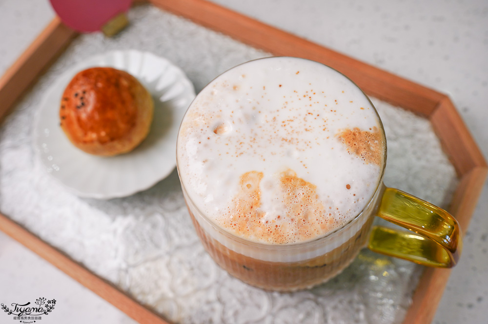 新口味鹿港店，蛋黃酥控必吃的台式下午茶！跟著鹿港散步地圖解題集點換蛋黃酥文創商品，集滿3點蛋黃酥整盒送給你 @緹雅瑪 美食旅遊趣