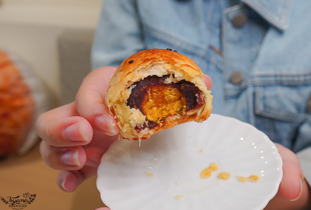 新口味鹿港店，蛋黃酥控必吃的台式下午茶！跟著鹿港散步地圖解題集點換蛋黃酥文創商品，集滿3點蛋黃酥整盒送給你 @緹雅瑪 美食旅遊趣