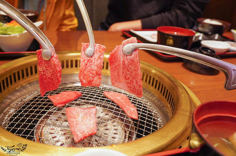 飛驒高山一日遊，飛驒高山白川3天2夜遊自駕之旅，第一天行程！！吃飛驒牛燒肉、逛高山飛驒老街、在地超市買水果 @緹雅瑪 美食旅遊趣