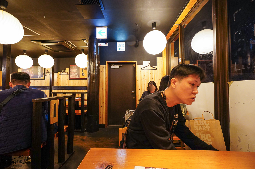 日本串燒店「鳥貴族 御園伏見店」均一價370日元，高麗菜免費續盤 @緹雅瑪 美食旅遊趣