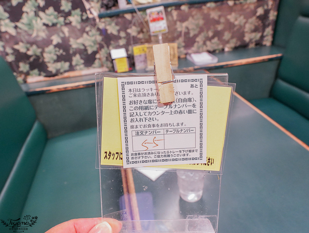 北海道函館美食｜金森紅磚倉庫美食｜幸運小丑漢堡 碼頭末廣店「迷戀函館 陶醉大海」主題海景漢堡餐廳，Blue Moon藍色月亮遊艇碼頭旁 @緹雅瑪 美食旅遊趣