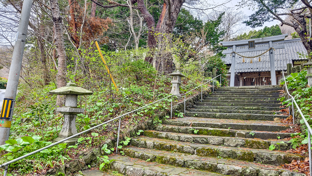 北海道函館賞櫻景點。住三吉神社：函館櫻花秘境，神社前的櫻花隧道，盡頭裡的住吉漁港 @緹雅瑪 美食旅遊趣