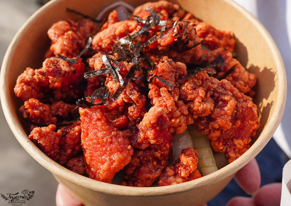 台南人氣小吃美食「酥炸紅糟肉」蓁鑫辣妹子紅糟肉，紅糟排骨酥、紅糟肉刈包、紅糟赤肉羹、蒜味洋蔥紅糟肉、和風洋蔥紅糟肉 @緹雅瑪 美食旅遊趣