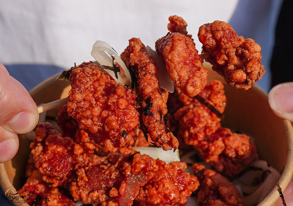 台南人氣小吃美食「酥炸紅糟肉」蓁鑫辣妹子紅糟肉，紅糟排骨酥、紅糟肉刈包、紅糟赤肉羹、蒜味洋蔥紅糟肉、和風洋蔥紅糟肉 @緹雅瑪 美食旅遊趣