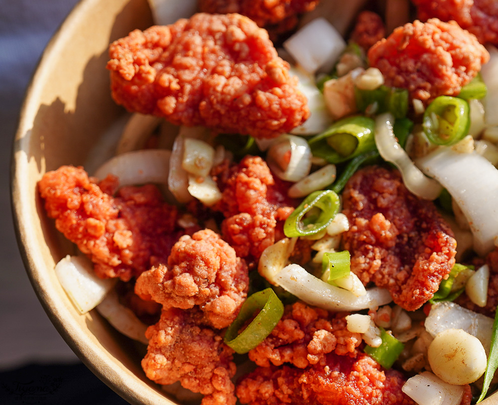 台南人氣小吃美食「酥炸紅糟肉」蓁鑫辣妹子紅糟肉，紅糟排骨酥、紅糟肉刈包、紅糟赤肉羹、蒜味洋蔥紅糟肉、和風洋蔥紅糟肉 @緹雅瑪 美食旅遊趣