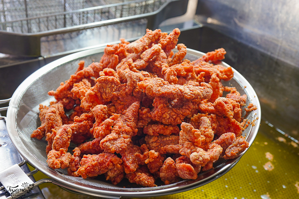 台南人氣小吃美食「酥炸紅糟肉」蓁鑫辣妹子紅糟肉，紅糟排骨酥、紅糟肉刈包、紅糟赤肉羹、蒜味洋蔥紅糟肉、和風洋蔥紅糟肉 @緹雅瑪 美食旅遊趣