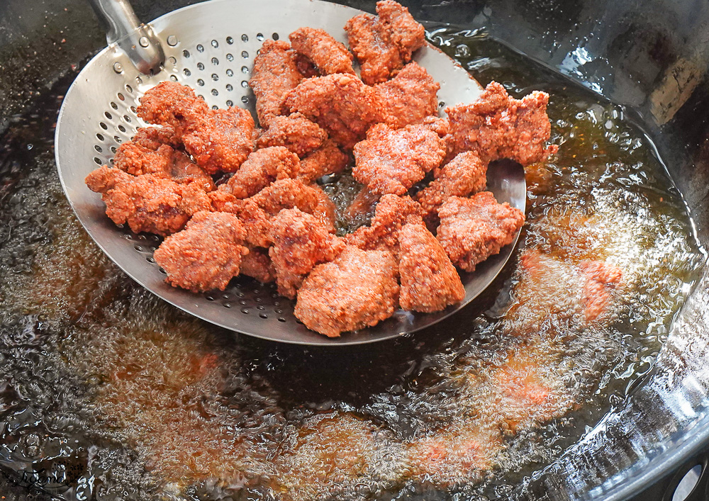 台南人氣小吃美食「酥炸紅糟肉」蓁鑫辣妹子紅糟肉，紅糟排骨酥、紅糟肉刈包、紅糟赤肉羹、蒜味洋蔥紅糟肉、和風洋蔥紅糟肉 @緹雅瑪 美食旅遊趣