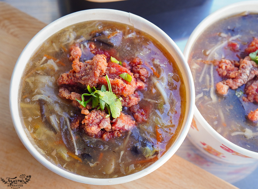 台南人氣小吃美食「酥炸紅糟肉」蓁鑫辣妹子紅糟肉，紅糟排骨酥、紅糟肉刈包、紅糟赤肉羹、蒜味洋蔥紅糟肉、和風洋蔥紅糟肉 @緹雅瑪 美食旅遊趣