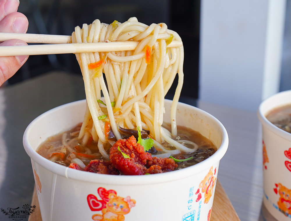 台南人氣小吃美食「酥炸紅糟肉」蓁鑫辣妹子紅糟肉，紅糟排骨酥、紅糟肉刈包、紅糟赤肉羹、蒜味洋蔥紅糟肉、和風洋蔥紅糟肉 @緹雅瑪 美食旅遊趣