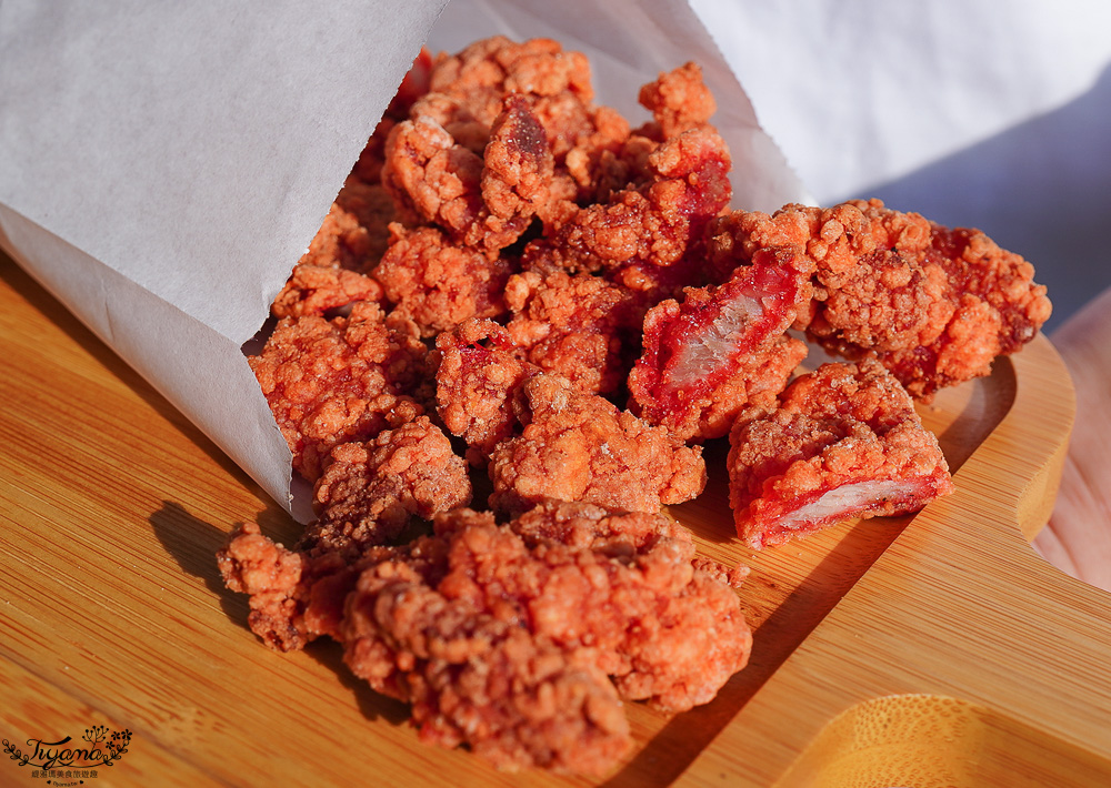 台南人氣小吃美食「酥炸紅糟肉」蓁鑫辣妹子紅糟肉，紅糟排骨酥、紅糟肉刈包、紅糟赤肉羹、蒜味洋蔥紅糟肉、和風洋蔥紅糟肉 @緹雅瑪 美食旅遊趣