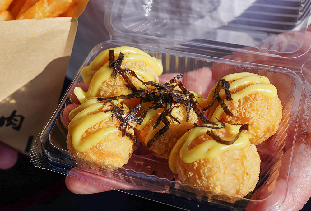 台南人氣小吃美食「酥炸紅糟肉」蓁鑫辣妹子紅糟肉，紅糟排骨酥、紅糟肉刈包、紅糟赤肉羹、蒜味洋蔥紅糟肉、和風洋蔥紅糟肉 @緹雅瑪 美食旅遊趣