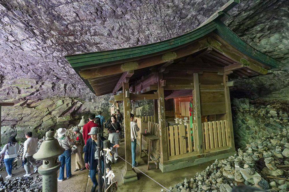 宮崎高千穗町景點｜天岩戸神社．天安河原：傳說神話秘境「洞穴中的神社」 @緹雅瑪 美食旅遊趣