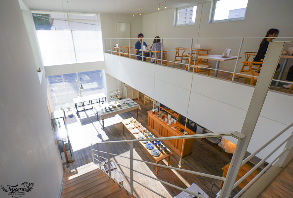 北海道札幌。sabita cafe咖啡廳，近圓山公園，東京生活風格選物店MOMA Place 2樓純白玻璃屋咖啡 @緹雅瑪 美食旅遊趣