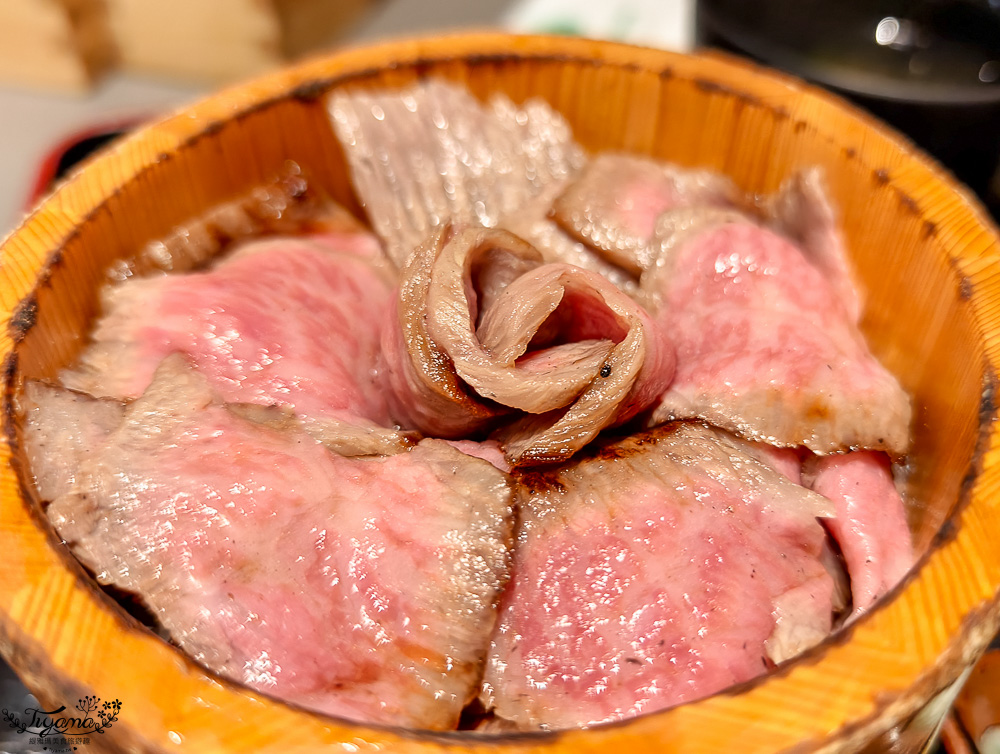 福岡和牛丼飯「黒毛和牛 博多牛まぶし 武蔵」黒毛和牛三吃，博多車站旁超人氣和牛花丼飯 @緹雅瑪 美食旅遊趣
