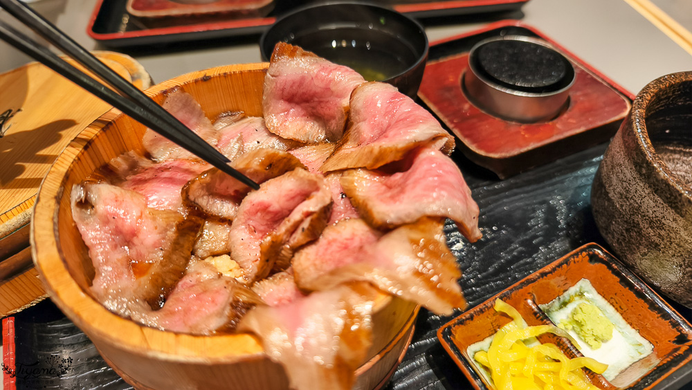 福岡和牛丼飯「黒毛和牛 博多牛まぶし 武蔵」黒毛和牛三吃，博多車站旁超人氣和牛花丼飯 @緹雅瑪 美食旅遊趣