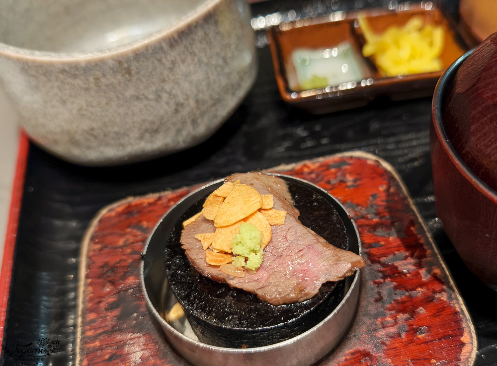 福岡和牛丼飯「黒毛和牛 博多牛まぶし 武蔵」黒毛和牛三吃，博多車站旁超人氣和牛花丼飯 @緹雅瑪 美食旅遊趣