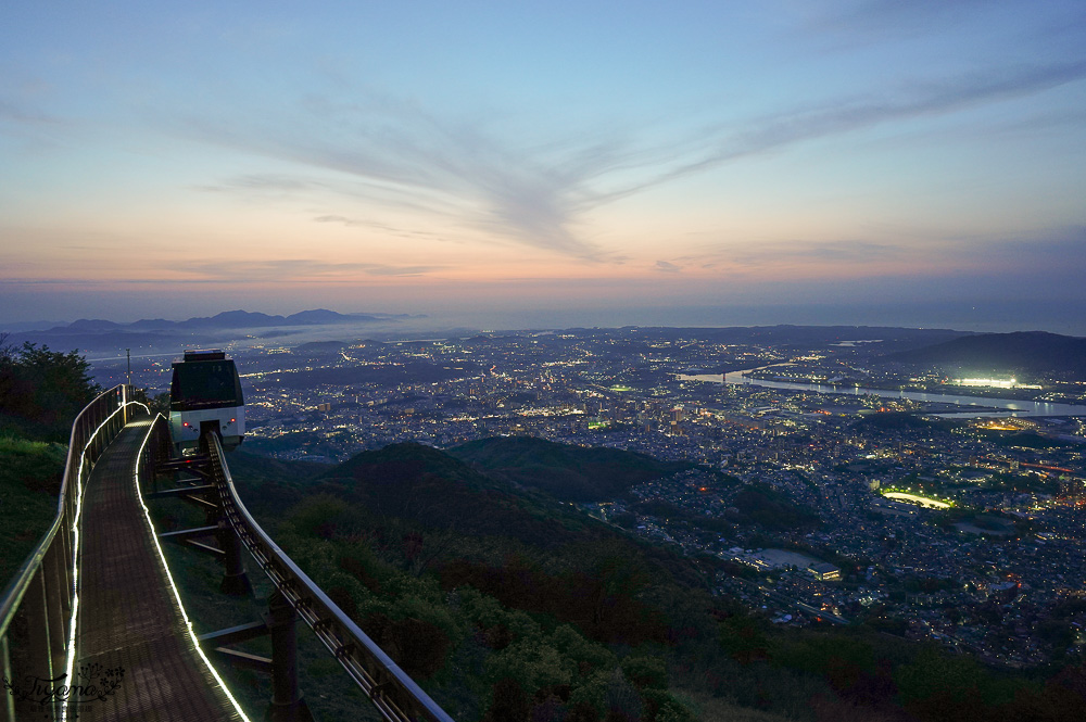 九州福岡新日本三大夜景「皿倉山展望台」從小倉城出發、回小倉車站交通&免費接駁車，門票費用資訊！ @緹雅瑪 美食旅遊趣