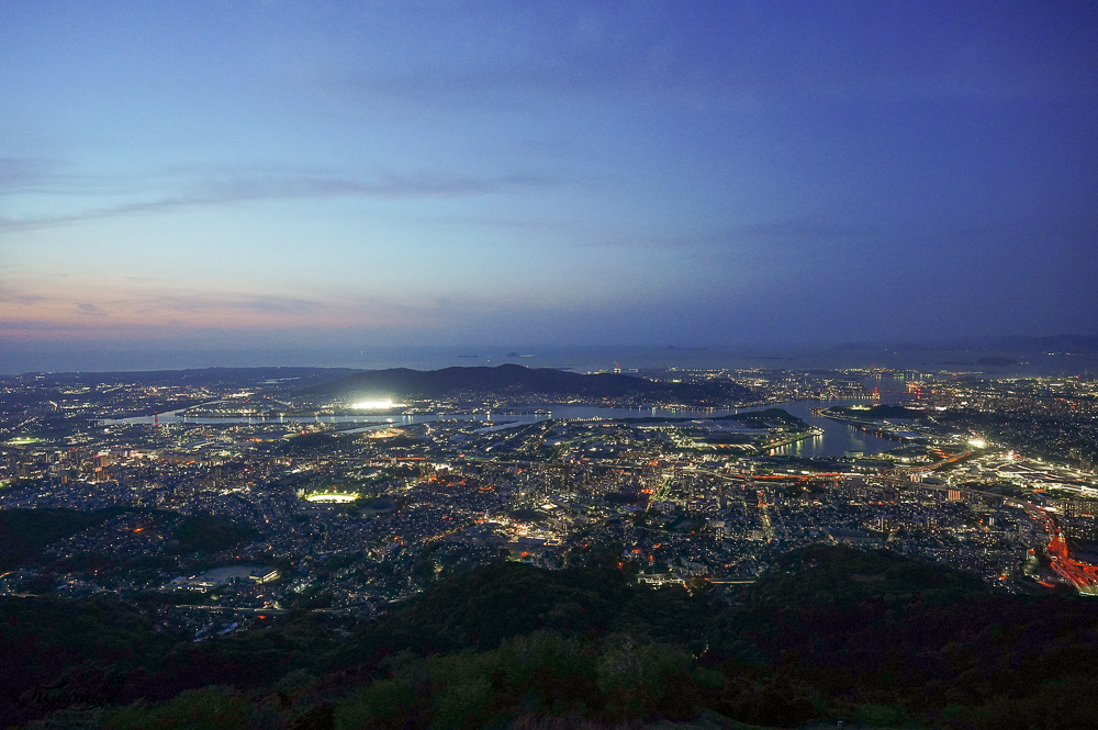 九州福岡新日本三大夜景「皿倉山展望台」從小倉城出發、回小倉車站交通&免費接駁車，門票費用資訊！ @緹雅瑪 美食旅遊趣