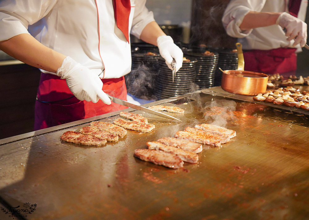 星野TOMAMU度假村自助晚餐「森林餐廳 Nininupuri」星野農場起司窯烤比薩&DIY霜淇淋聖代，鐵板牛排、鮭魚、鮪魚生魚片 @緹雅瑪 美食旅遊趣