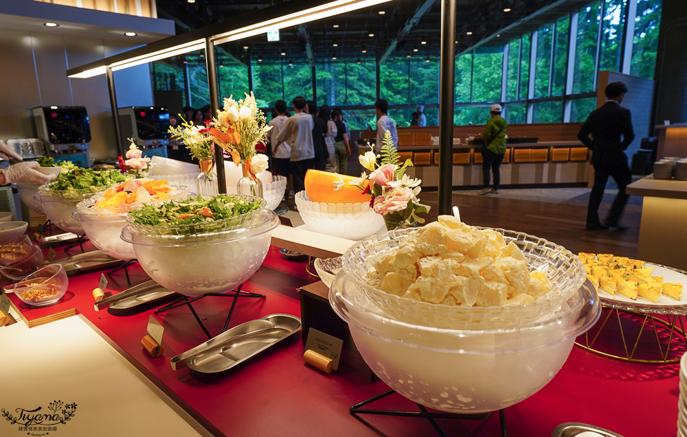 星野TOMAMU度假村自助晚餐「森林餐廳 Nininupuri」星野農場起司窯烤比薩&DIY霜淇淋聖代，鐵板牛排、鮭魚、鮪魚生魚片 @緹雅瑪 美食旅遊趣