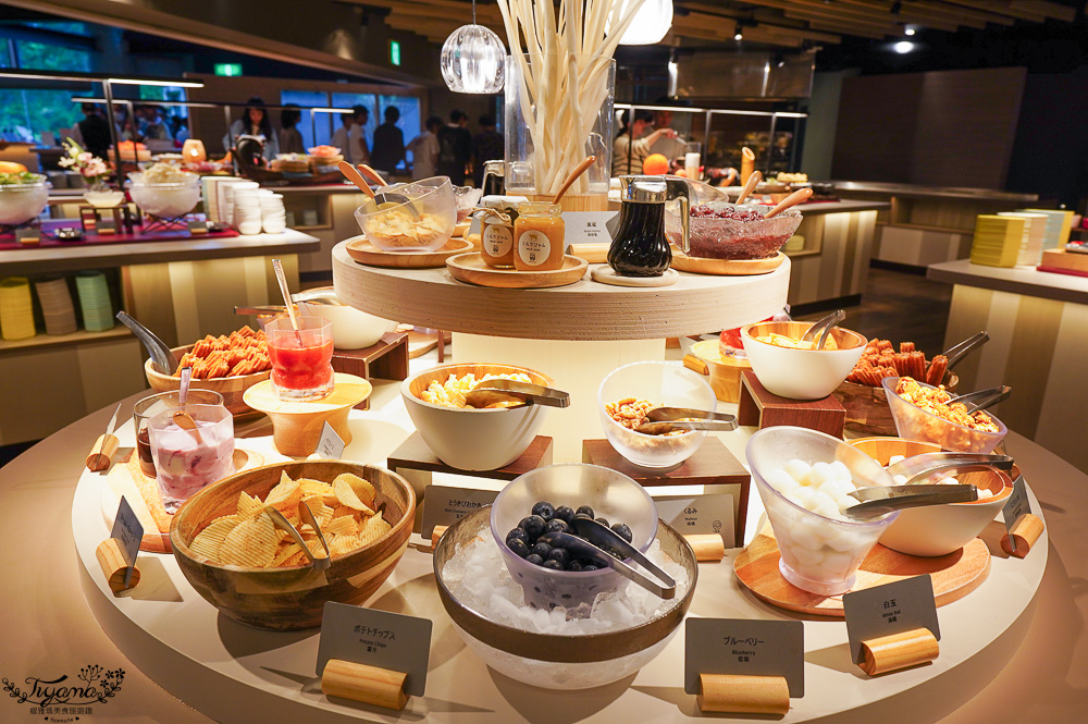 星野TOMAMU度假村自助晚餐「森林餐廳 Nininupuri」星野農場起司窯烤比薩&DIY霜淇淋聖代，鐵板牛排、鮭魚、鮪魚生魚片 @緹雅瑪 美食旅遊趣