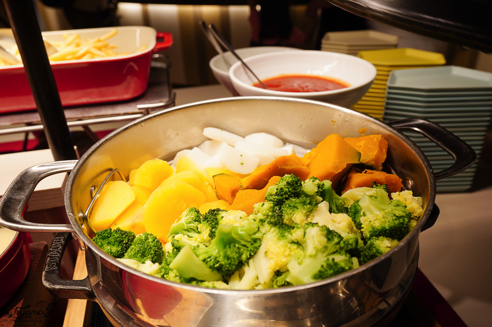 星野TOMAMU度假村自助晚餐「森林餐廳 Nininupuri」星野農場起司窯烤比薩&DIY霜淇淋聖代，鐵板牛排、鮭魚、鮪魚生魚片 @緹雅瑪 美食旅遊趣