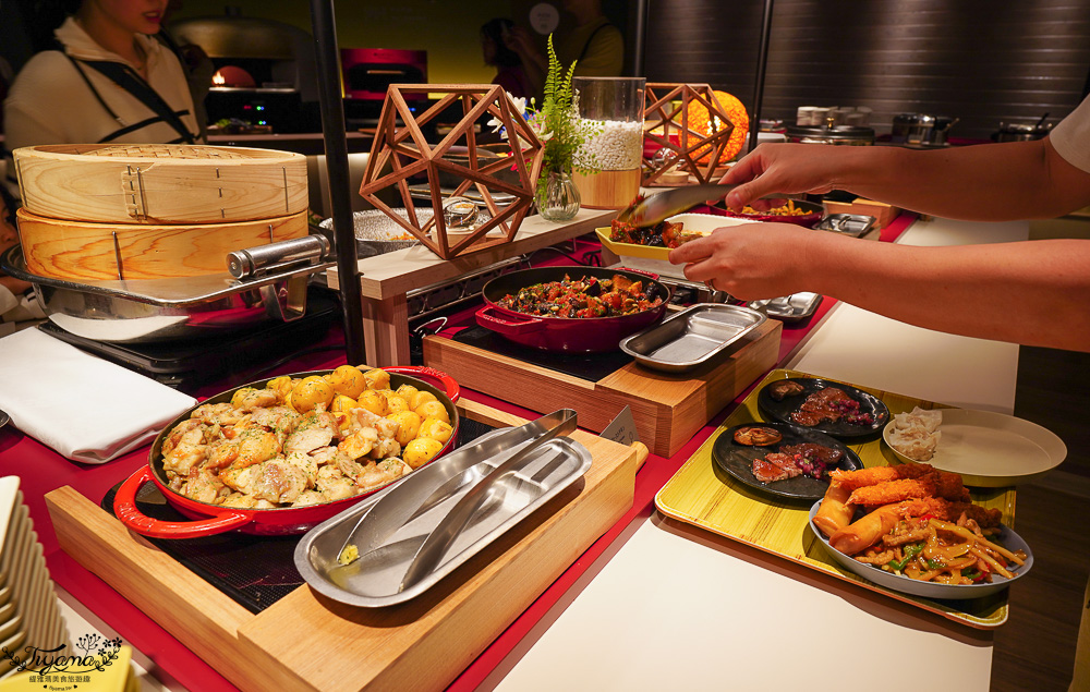 星野TOMAMU度假村自助晚餐「森林餐廳 Nininupuri」星野農場起司窯烤比薩&DIY霜淇淋聖代，鐵板牛排、鮭魚、鮪魚生魚片 @緹雅瑪 美食旅遊趣