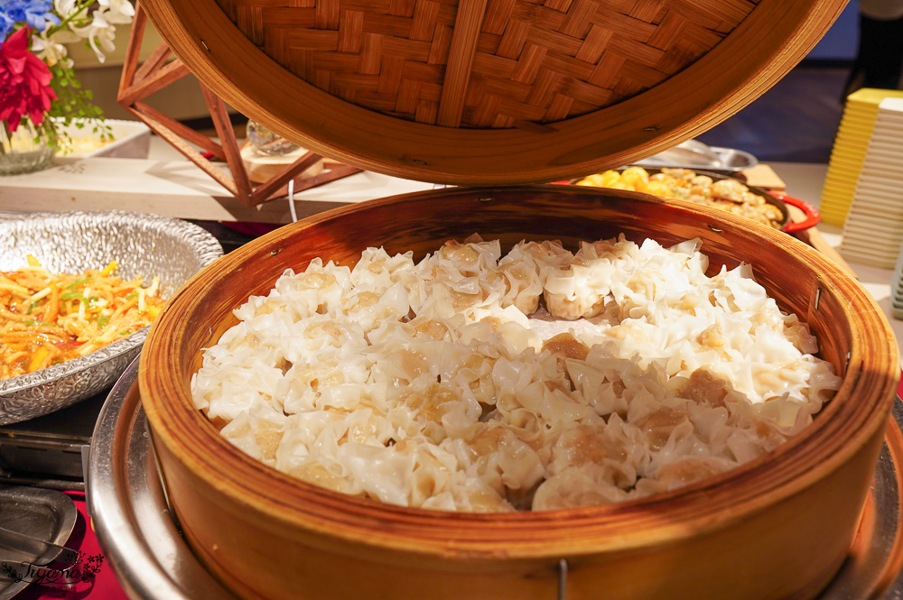 星野TOMAMU度假村自助晚餐「森林餐廳 Nininupuri」星野農場起司窯烤比薩&DIY霜淇淋聖代，鐵板牛排、鮭魚、鮪魚生魚片 @緹雅瑪 美食旅遊趣