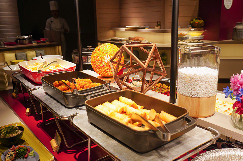 星野TOMAMU度假村自助晚餐「森林餐廳 Nininupuri」星野農場起司窯烤比薩&DIY霜淇淋聖代，鐵板牛排、鮭魚、鮪魚生魚片 @緹雅瑪 美食旅遊趣