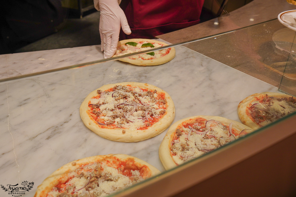 星野TOMAMU度假村自助晚餐「森林餐廳 Nininupuri」星野農場起司窯烤比薩&DIY霜淇淋聖代，鐵板牛排、鮭魚、鮪魚生魚片 @緹雅瑪 美食旅遊趣