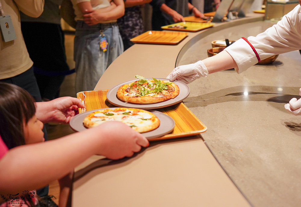 星野TOMAMU度假村自助晚餐「森林餐廳 Nininupuri」星野農場起司窯烤比薩&DIY霜淇淋聖代，鐵板牛排、鮭魚、鮪魚生魚片 @緹雅瑪 美食旅遊趣