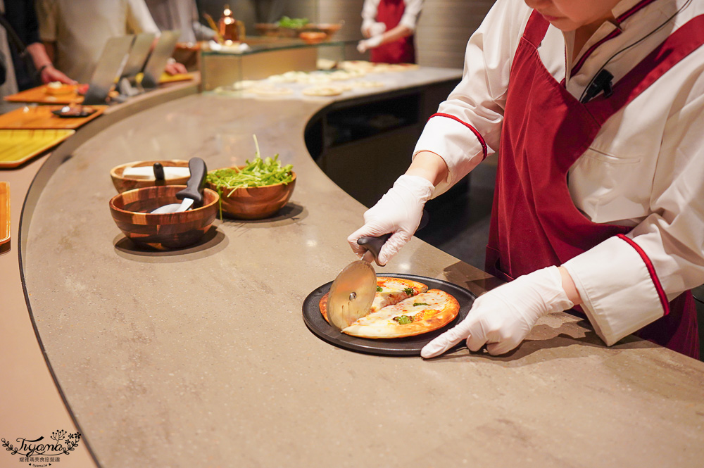 星野TOMAMU度假村自助晚餐「森林餐廳 Nininupuri」星野農場起司窯烤比薩&DIY霜淇淋聖代，鐵板牛排、鮭魚、鮪魚生魚片 @緹雅瑪 美食旅遊趣