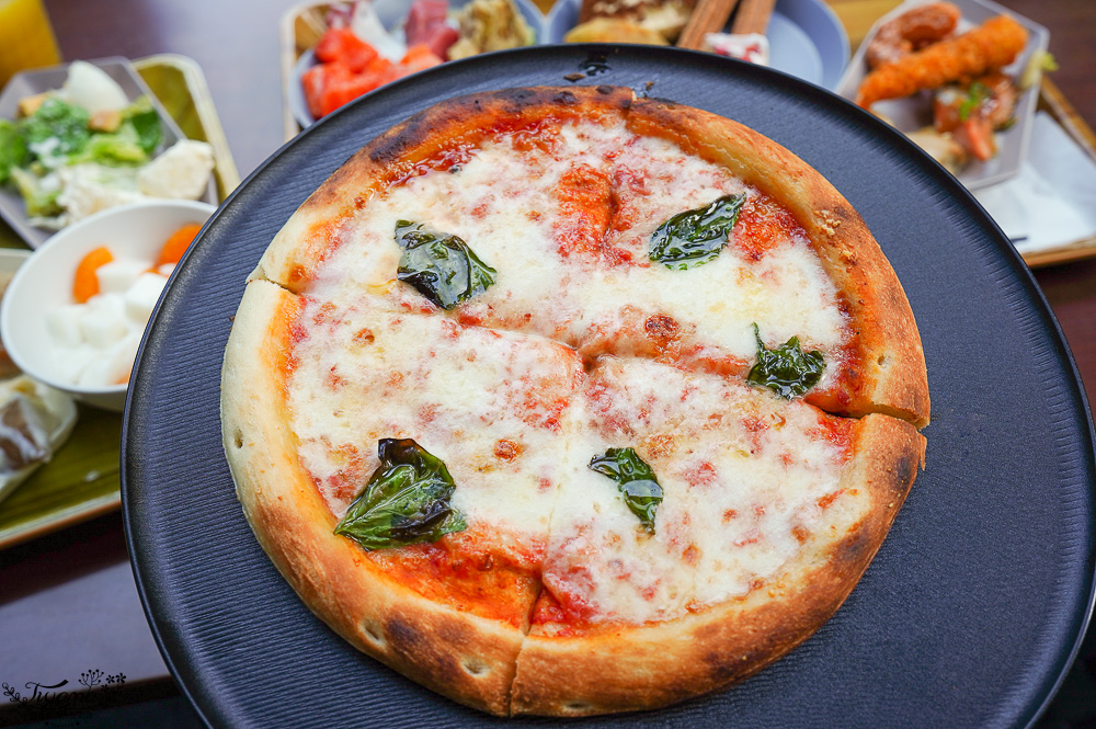 星野TOMAMU度假村自助晚餐「森林餐廳 Nininupuri」星野農場起司窯烤比薩&DIY霜淇淋聖代，鐵板牛排、鮭魚、鮪魚生魚片 @緹雅瑪 美食旅遊趣