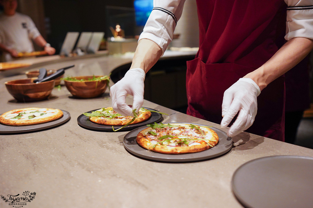 星野TOMAMU度假村自助晚餐「森林餐廳 Nininupuri」星野農場起司窯烤比薩&DIY霜淇淋聖代，鐵板牛排、鮭魚、鮪魚生魚片 @緹雅瑪 美食旅遊趣