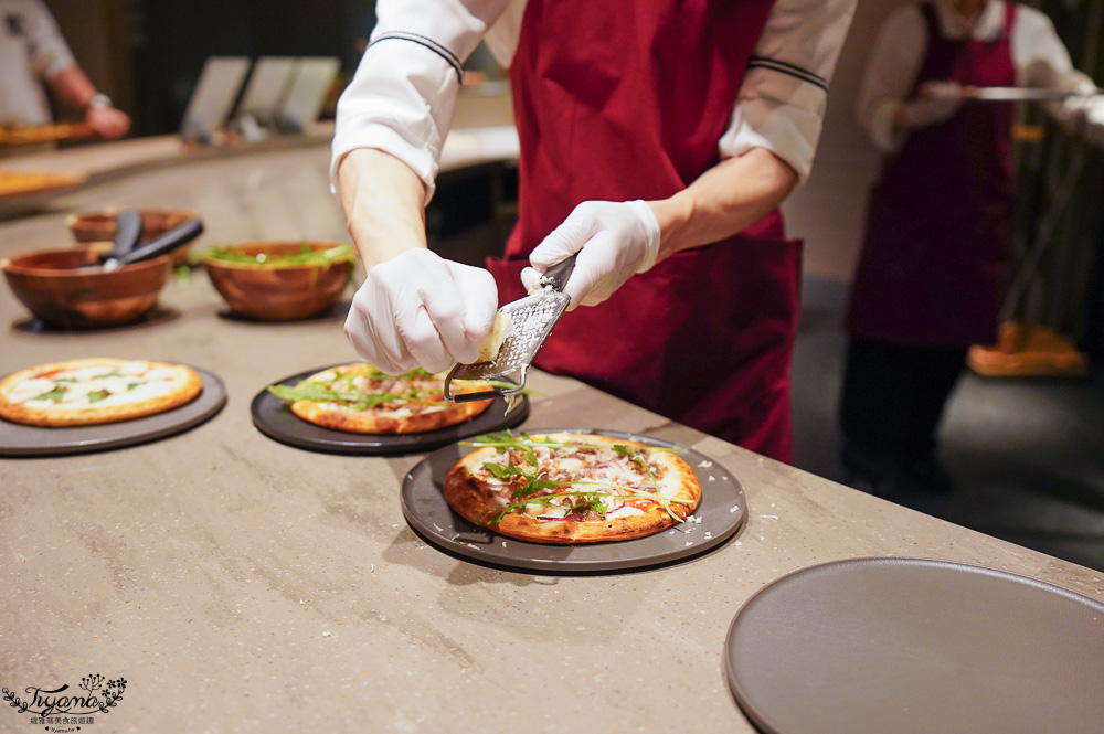 星野TOMAMU度假村自助晚餐「森林餐廳 Nininupuri」星野農場起司窯烤比薩&DIY霜淇淋聖代，鐵板牛排、鮭魚、鮪魚生魚片 @緹雅瑪 美食旅遊趣