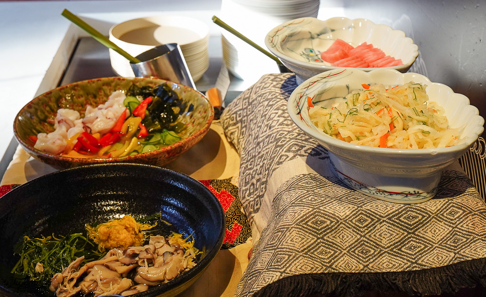 星野TOMAMU度假村人氣自助餐廳 hal，預約制自助晚餐，雪蟹、螃蟹奶油起司蔬菜、鐵板牛排、干貝、鮭魚親子手捲，網美棉花糖雲朵聖代 @緹雅瑪 美食旅遊趣