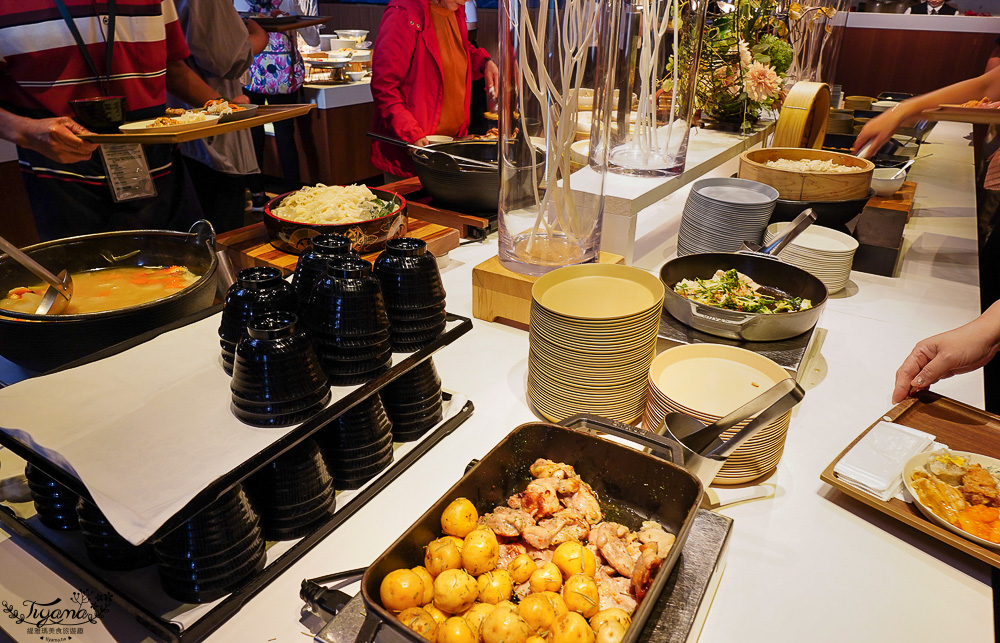 星野TOMAMU度假村人氣自助餐廳 hal，預約制自助晚餐，雪蟹、螃蟹奶油起司蔬菜、鐵板牛排、干貝、鮭魚親子手捲，網美棉花糖雲朵聖代 @緹雅瑪 美食旅遊趣